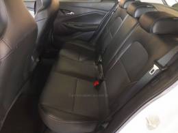 CHEVROLET - ONIX - 2021/2022 - Branca - R$ 89.900,00