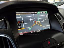 FORD - FOCUS - 2015/2016 - Branca - R$ 64.900,00