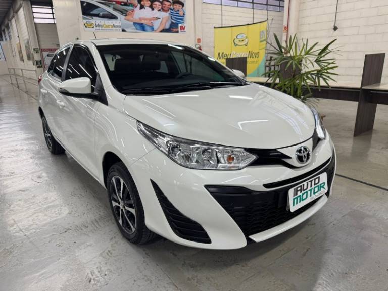 TOYOTA - YARIS - 2020/2020 - Branca - R$ 85.900,00