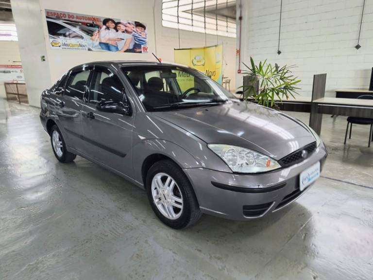 FORD - FOCUS - 2007/2008 - Cinza - R$ 24.900,00