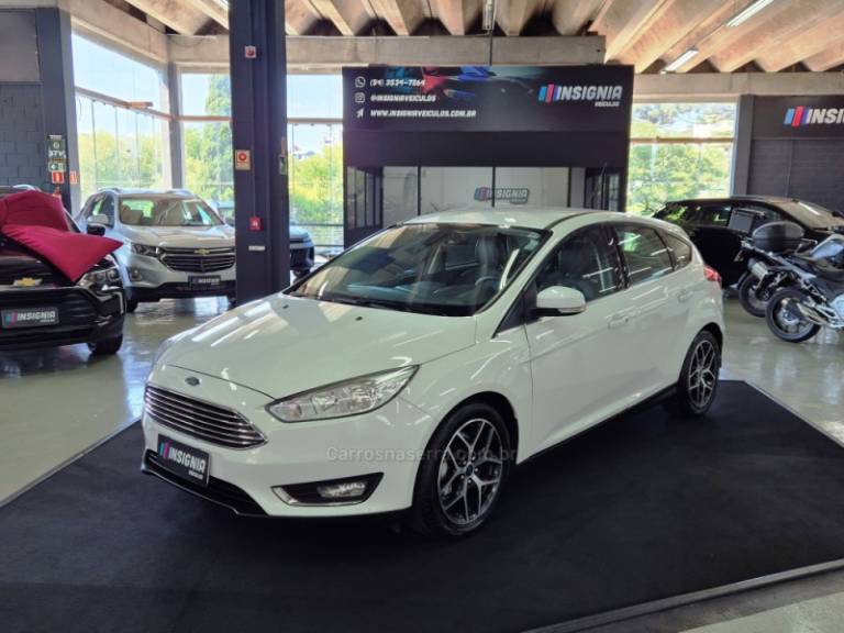FORD - FOCUS - 2015/2016 - Branca - R$ 64.900,00