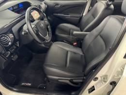 TOYOTA - ETIOS - 2018/2018 - Branca - R$ 72.900,00