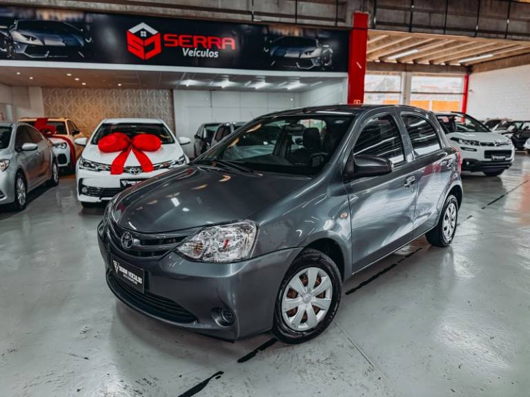 TOYOTA - ETIOS - 2015/2015 - Cinza - R$ 45.900,00