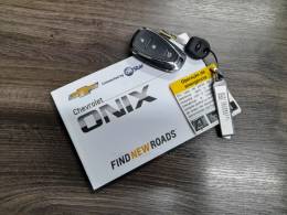 CHEVROLET - ONIX - 2022/2023 - Prata - R$ 85.900,00