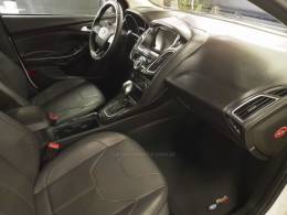 FORD - FOCUS - 2017/2018 - Branca - R$ 79.900,00