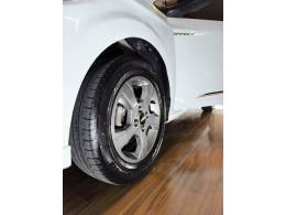 CHEVROLET - ONIX - 2017/2018 - Branca - R$ 62.900,00
