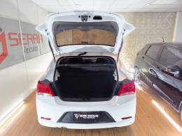 CHEVROLET - ONIX - 2017/2018 - Branca - R$ 62.900,00
