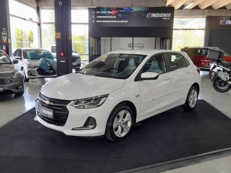 CHEVROLET - ONIX - 2021/2022 - Branca - R$ 89.900,00