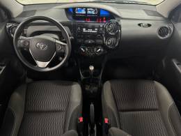 TOYOTA - ETIOS - 2019/2019 - Vermelha - R$ 67.900,00