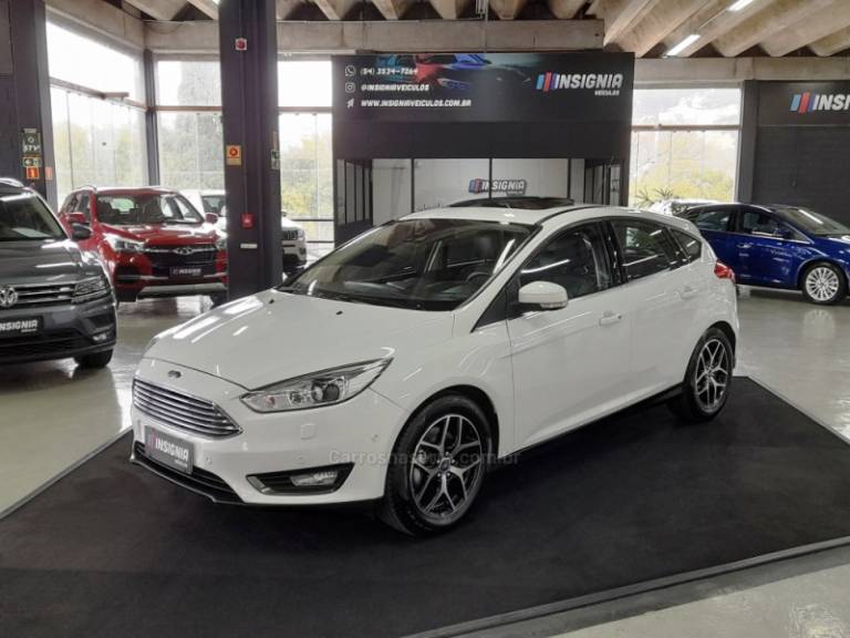 FORD - FOCUS - 2017/2018 - Branca - R$ 79.900,00