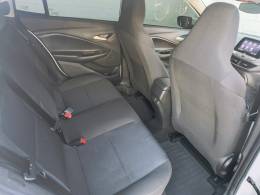 CHEVROLET - ONIX - 2023/2024 - Branca - R$ 89.900,00