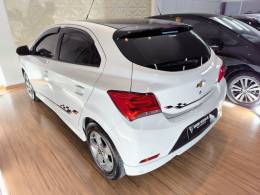 CHEVROLET - ONIX - 2017/2018 - Branca - R$ 62.900,00