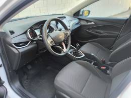 CHEVROLET - ONIX - 2024/2024 - Branca - R$ 81.900,00