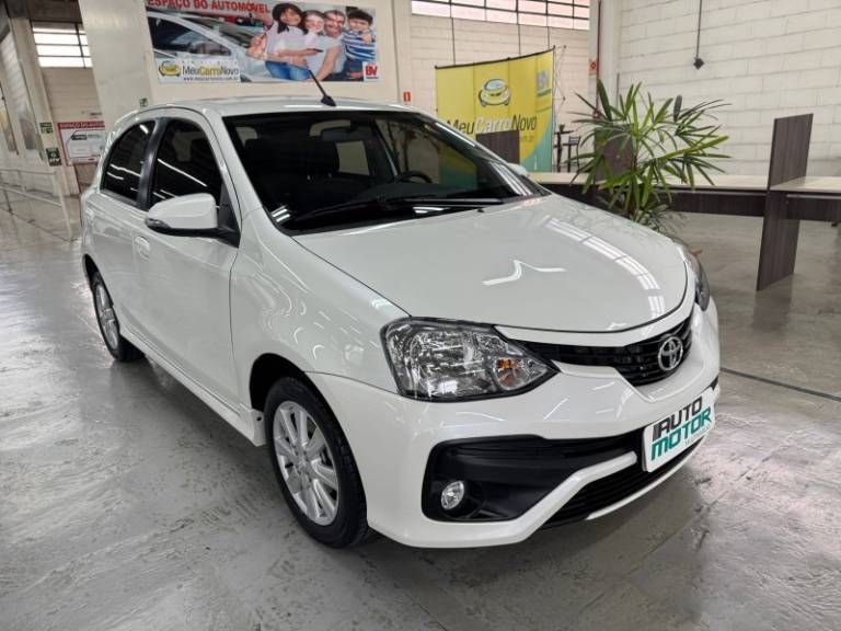 TOYOTA - ETIOS - 2018/2018 - Branca - R$ 72.900,00